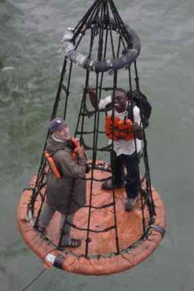 5e3c4eb362272561035bea67_boarding-oil-platform-2005